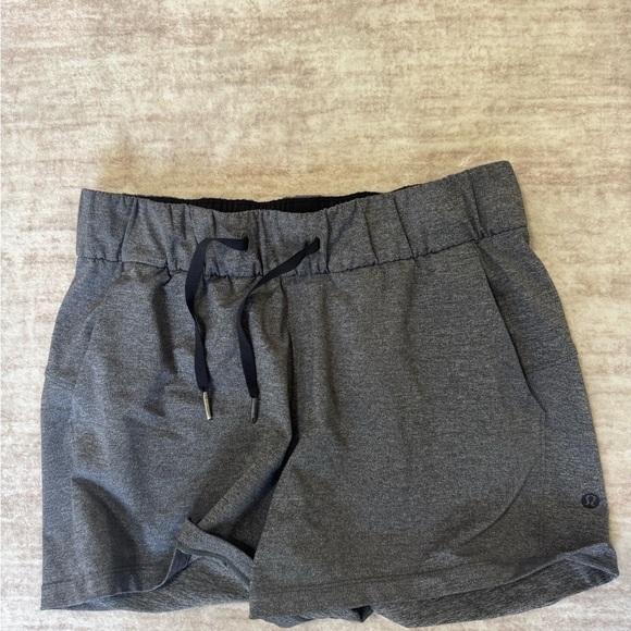 Lululemon on the fly shorts size 4 - Picture 2 of 6